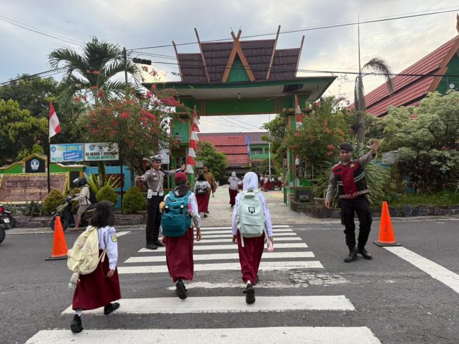 
					Anggota Satsamapta Polres Kobar Melaksanakan Kegiatan Pengaturan Lalu Lintas Rutin Pagi Hari di Seputaran Wilayah Kotawaringin Barat