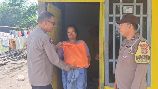 
					Peduli Sesama, Polsek Arsel Bagikan Bantuan Sosial kepada Masyarakat