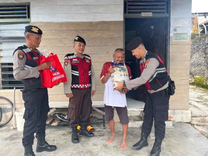 
					Polri Peduli, Satsamapta Polres Kobar Berikan Bantuan Untuk Masyarakat Kurang Mampu