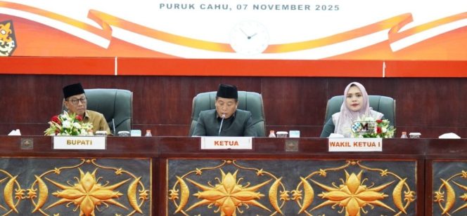 
					Rapat Paripurna Mura: Tiga Raperda Diserahkan, Bupati Heriyus Targetkan Murung Raya Emas 2030