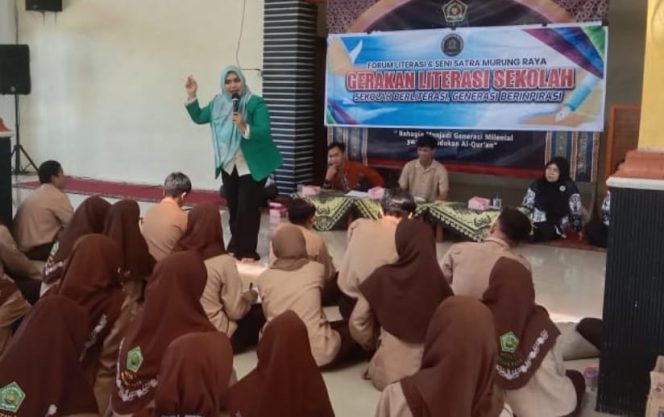 
					Dina Maulidah Dorong Pelajar MTsN Puruk Cahu Manfaatkan Literasi untuk Bentuk Karakter Positif