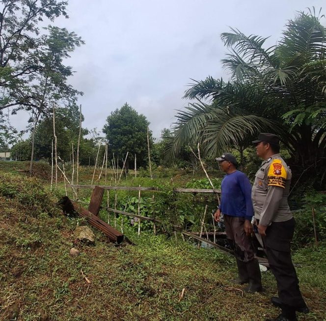 
					Anggota Polsek Kapuas Tengah laksanakan Pengecekan Pekarangann Hewan Desa Jangkang