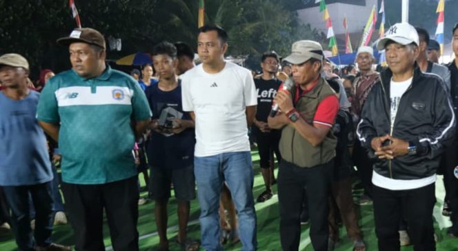 
					Ketua DPRD Murung Raya Rumiadi Saksikan Final Voli Muara Tuhup Cup-02