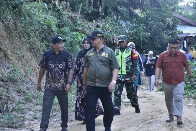 
					Bupati Aceh Tamiang Turun Langsung Serahkan Bantuan Rutilahu Untuk Warga