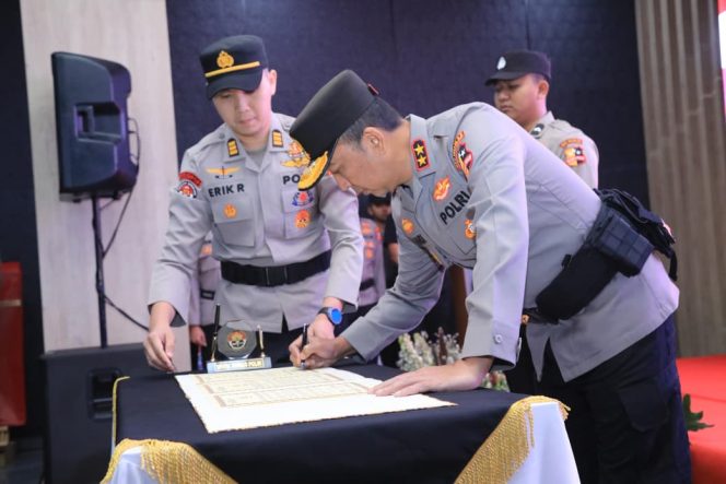 
					Pimpin Sertijab dan Pengantar Purna Tugas, Kadivhumas Polri Tekankan untuk Selalu Berbuat yang Terbaik