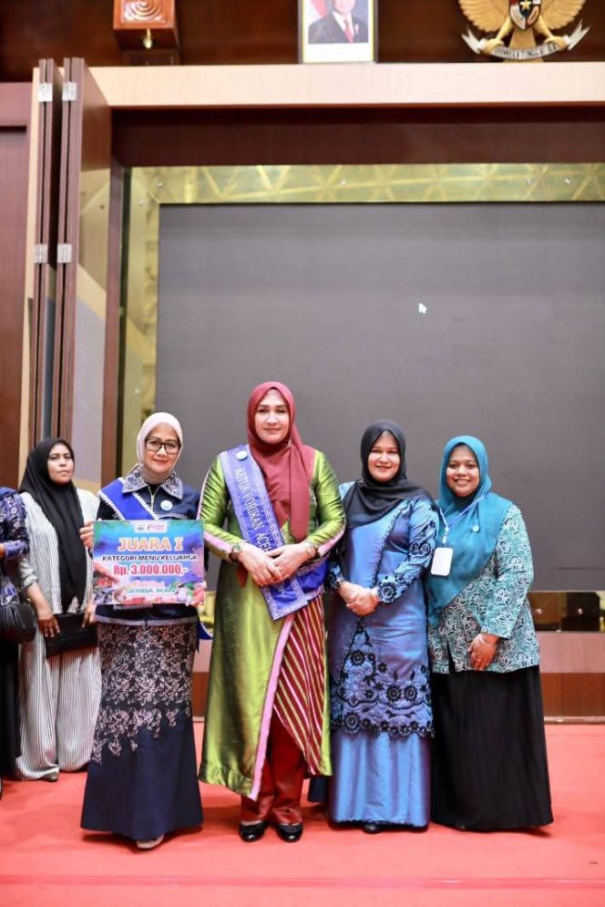 
					Yuyun Armia Pahmi ketua TP-PKK Aceh Tamiang mengukir prestasi Juara I Lomba Masak Serba Ikan Tingkat Propinsi Aceh