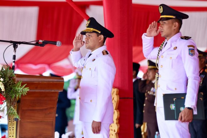 
					Wagub Aceh Fadhlullah Irup dan tabur bunga di makam Nyak Adam Kamil pahlawan militer asal Aceh