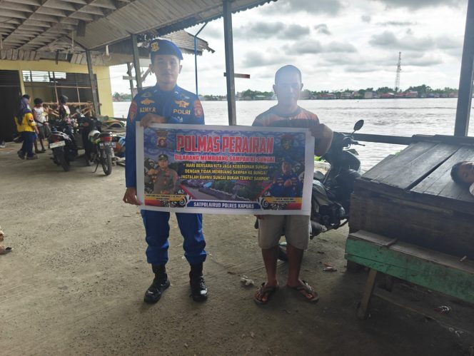 
					Tingkatkan Kesadaran Kebersihan Lingkungan, Satpolairud Imbau Masyarakat Pesisir Untuk Tidak Membuang Sampah Ke Sungai