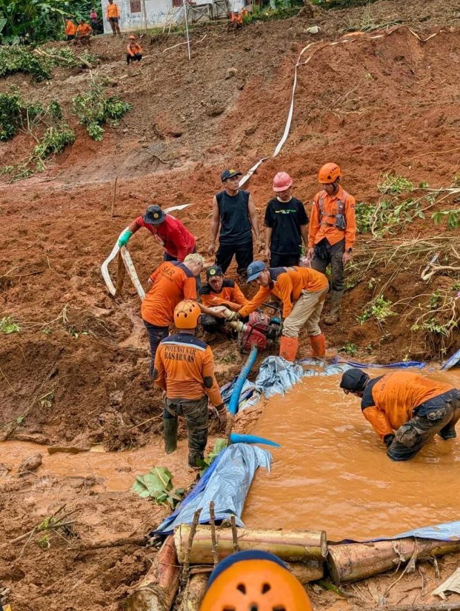 
					Tim SAR Gabungan Upayakan 10 Korban Yang Masih Tertimbun Longsor di Kecamatan Majenang