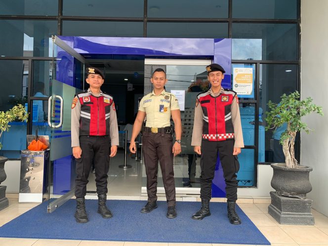 
					Patroli Rutin, Personel Satsamapta Polres Barsel Sambangi Obyek Vital