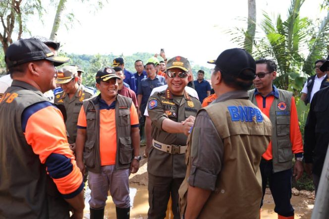 
					Mendagri RI Tinjau Langsung Penanganan Bencana Longsor Cibeunying