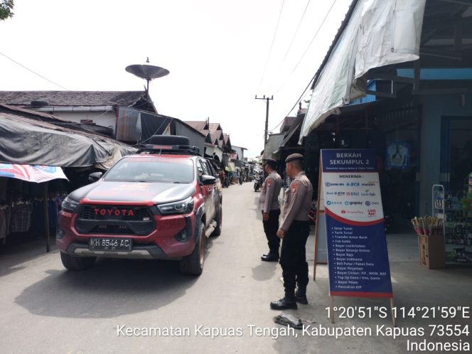 
					Piket polsek Kapuas Tengah rutin Patroli ke pasar harian Pujon desa Pujon.