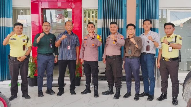 
					Kapolsek Kapuas Tengah Silaturahmi dan sambang Dialogis Kamtibmas ke Bank BPD Kalteng Capem Pujon.