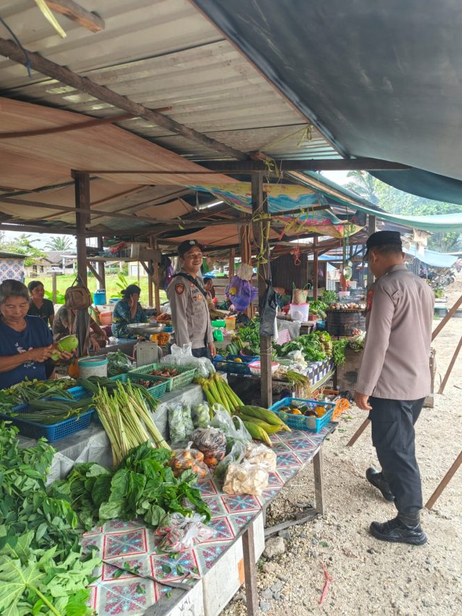
					Personil polsek Kapuas Tengah rutin Patroli ke pasar harian Pujon desa Pujon.