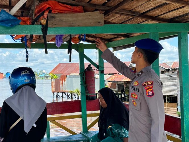 
					Satpolairud Polres Kapuas Cek Kelengkapan Alat Keselamatan kapal yang melintas DAS Kapuas