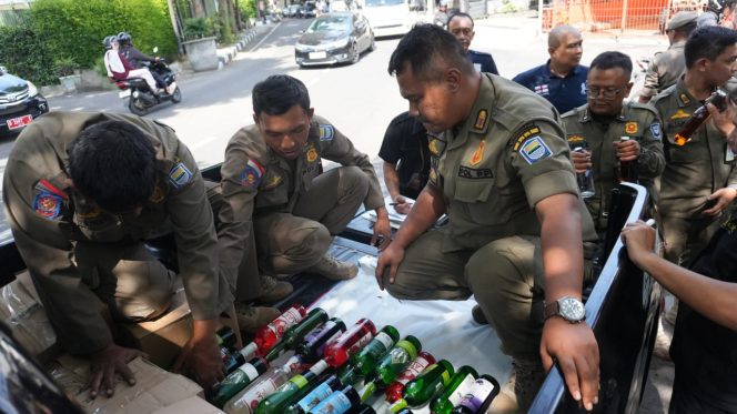 
					Satpol PP Kota Bandung Sita 134 Botol Minuman Beralkohol dan 1.303 Obat Ilegal