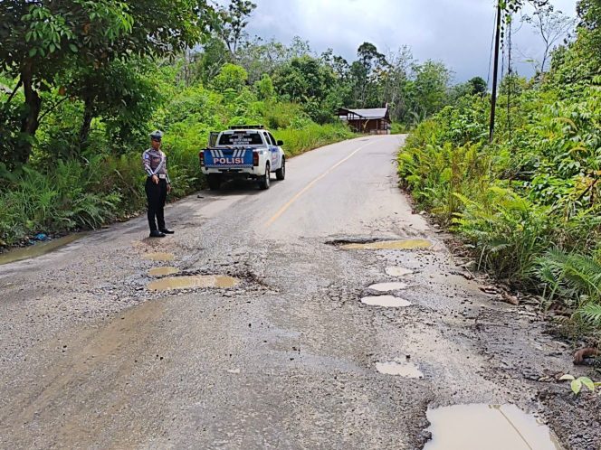 
					Satlantas Polres Murung Raya Patroli Jalan Rusak Di Km. 68 Dalam Rangka Operasi Zebra Telabang 2025