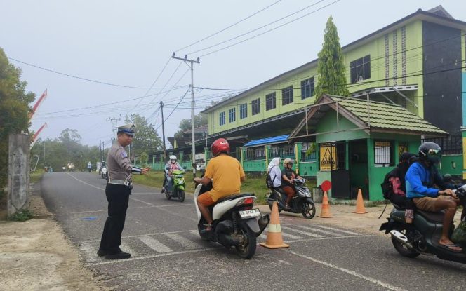 
					Polantas Menyapa di Ops Zebra 2025, Satlantas Polres Murung Raya Gatur Pagi dan Sebrangi Anak Sekolah
