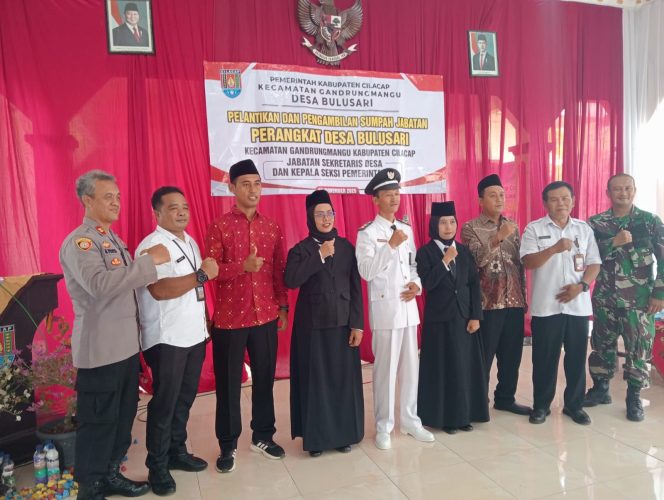 
					Sumpah Setia di Bumi Bulusari: Pelantikan Perangkat Desa Penuh Haru, Kukuh Prastowo Genggam Harapan Pelayanan Prima