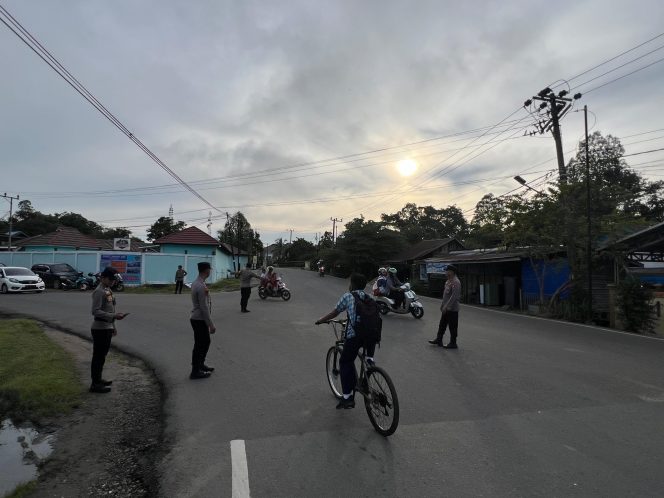 
					Wujud Nyata Kehadiran Polri, Polres Barsel Kerahkan Personel Laksanakan Gatur Lalin Pagi