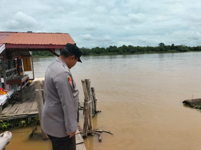 
					Personel Polsek Dusel Patroli Dialogis, Cek Ketinggian Air Antisipasi Banjir