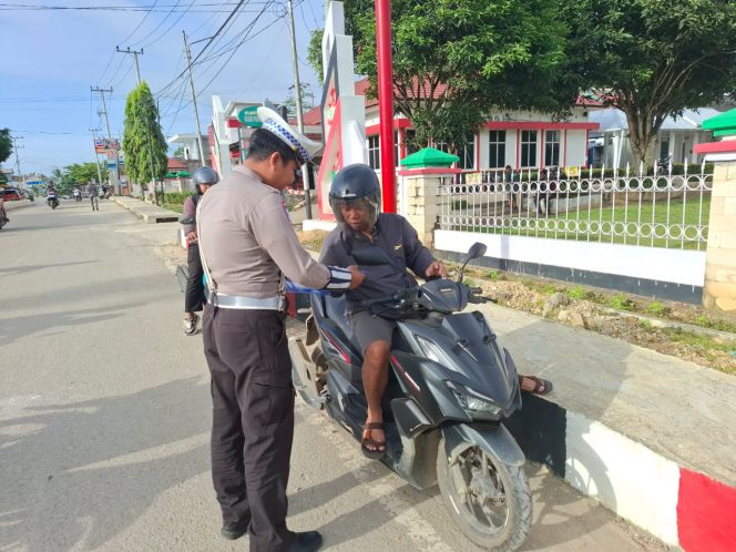 
					H-12 Operasi Zebra Telabang 2025, Satlantas Polres Murung Raya Bagikan Leafet di Jl. A.Yani Puruk Cahu