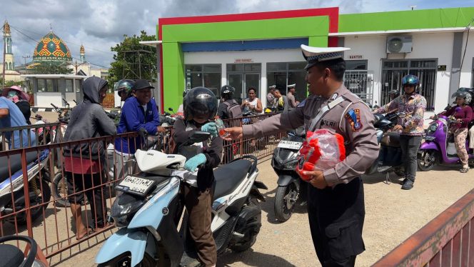 
					Ops Zebra 2025, Satlantas Polres Murung Raya Tunjukan Kepedulian Dengan Berbagi Air Mineral Kepada Masyarakat Yang Antri di SPBU