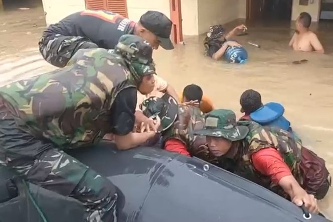 
					MARINIR BERGERAK CEPAT BANTU MASYARAKAT TERJEKBAK BANJIR BANDANG DI SUMATERA UTARA