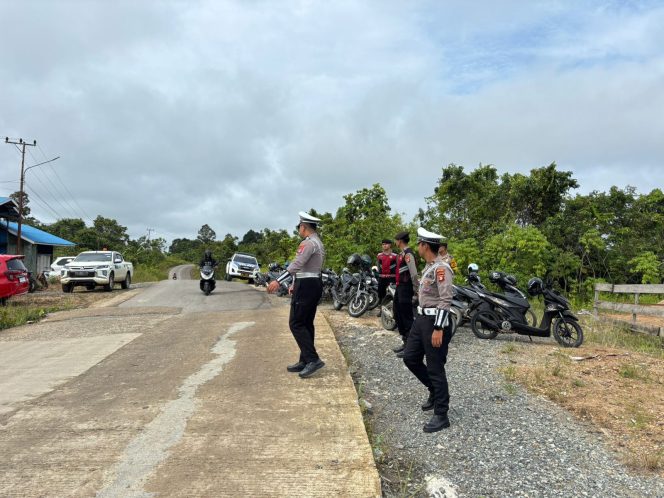 
					Satlantas Polres Murung Raya Amankan Ibadah Hari Raya Galungan Di Pura Jl. Jenderal Sudirman