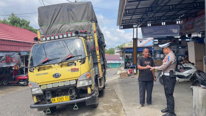 
					Satgas Gakkum Ops Zebra Telabang 2025, Satlantas Polres Mura Beri Teguran Ke Pengemudi Truk Muatan Berlebih