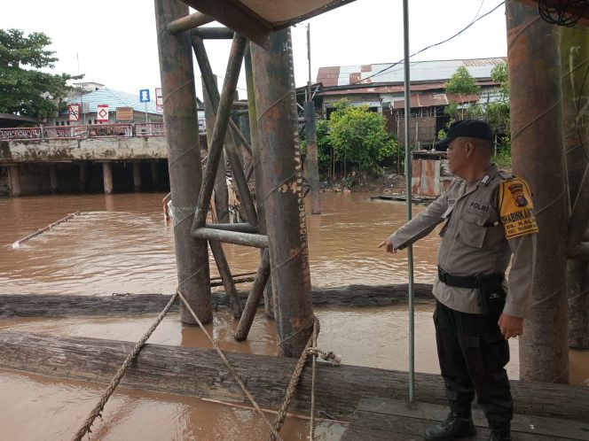
					Antisipasi Banjir, Polsek Dusun Selatan  Patroli Dialogis, Pantau Ketinggian Air di Pelabuhan Pasar Lama