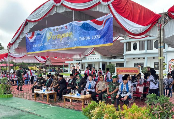 
					Wakapolres Murung Raya Hadiri Upacara HUT ke-80 PGRI dan Hari Guru Nasional, Apresiasi Tinggi untuk Para Pendidik