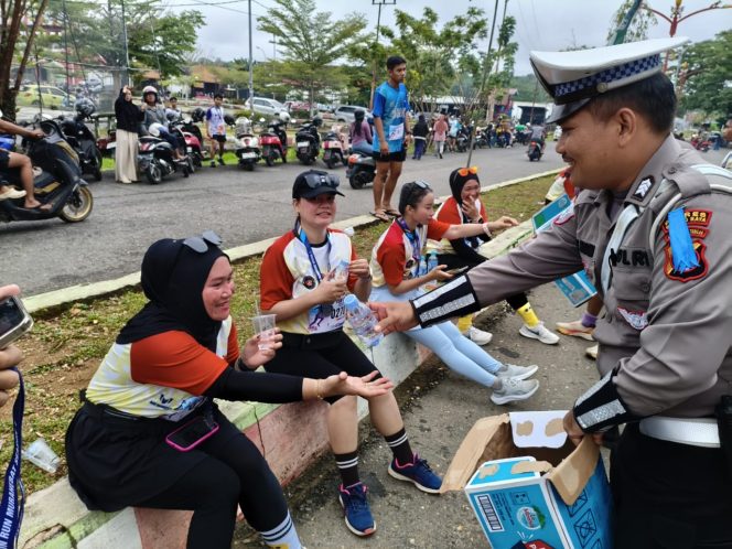
					Ops Zebra 2025, Satlantas Polres Murung Raya Tunjukan Kepedulian Dengan Berbagi Air Mineral Di Kegiatan Fun Run