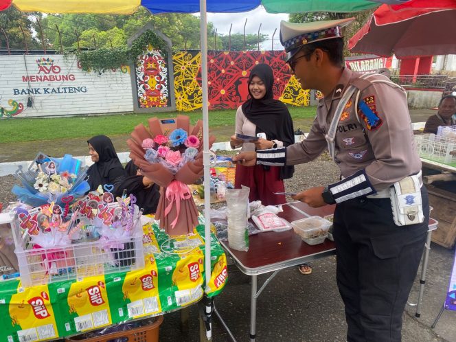 
					Hari Terakhir Operasi Zebra Telabang 2025, Satlantas Polres Murung Raya Sebar Leafet Di CFD Puruk Cahu