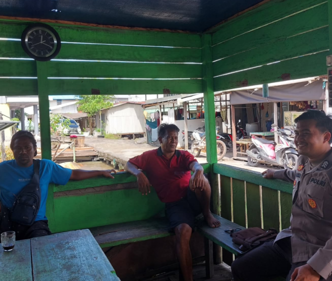 
					Bhabinkamtibmas Kelurahan Kuala Jelai Ajak Warga Ngobrol Santai Bahas Harkamtibmas