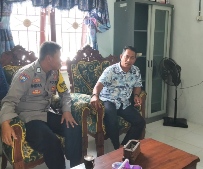 
					Bhabinkamtibmas Desa Sungai Baru dan Kades Tingkatkan Sinergi Melalui Sosialisasi Harkamtibmas