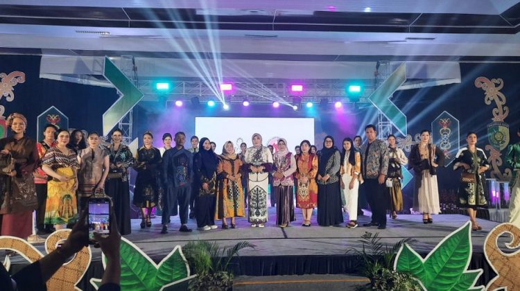 Dekranasda Palangka Raya Gelar Fashion Show