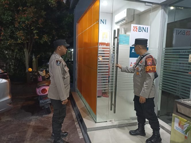 
					Patroli Rutin Polsek Sukamara Perkuat Keamanan Lingkungan Warga