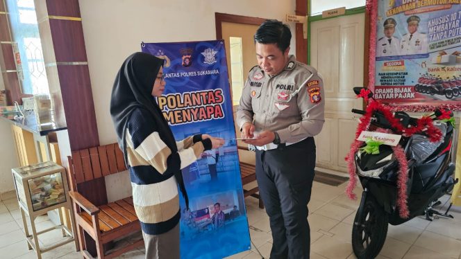 
					Satlantas Polres Sukamara Ajak Warga Samsat Jadi Pelopor Keselamatan Berlalu Lintas
