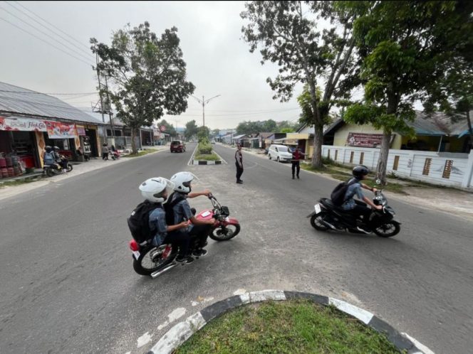 
					Personel Samapta Aktif Atur Arus Lalu Lintas di Depan Gereja Santo Petrus Sukamara