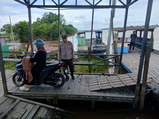 
					PASTIKAN KAMTIBMAS KONDUSIF, PERSONEL POLSEK PULAU PETAK LAKSANAKAN PATROLI DIALOGIS DERMAGA PELABUHAN PENYEBERANGAN DESA SEI TATAS HILIR
