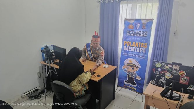 
					Satpas Katingan Berikan Pelayanan Publik Polantas Menyapa Dengan Humanis