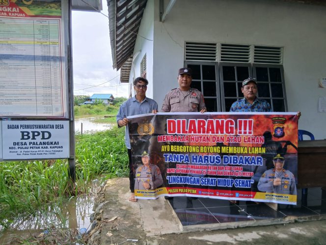 
					DALAM UPAYA PENCEGAHAN KEBARAN HUTAN DAN LAHAN, PERSONEL POLSEK PULAU PETAK SOSIALISASIKAN SANKSI PIDANA PELAKU KARHUTLA KE MASYARAKAT KECAMATAN PULAU PETAK