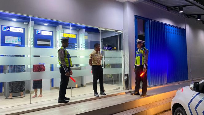 
					Polantas Menyapa Dalam rangka Ops Zebra Satlantas Polres Kotim Gelar Patroli Sore Hingga Malam Jaga Kamseltibcarlantas