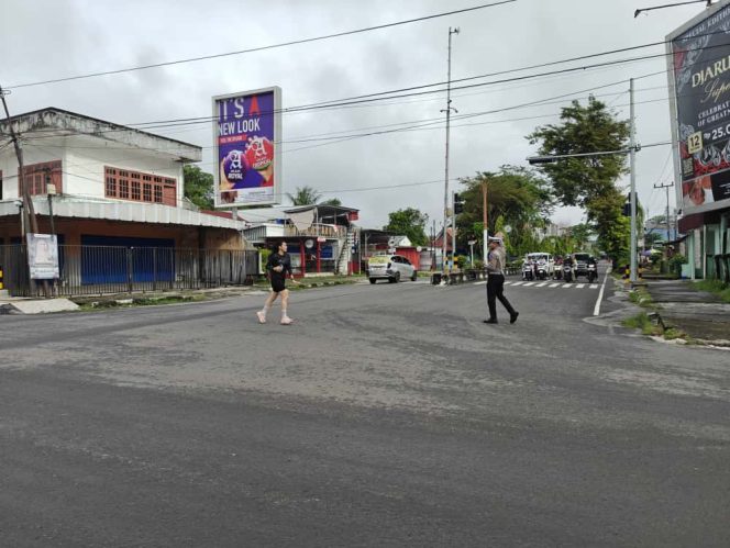 
					Dalam rangka Ops zebra Telabang 2025, Saat gatur pagi personil bantu masyarakat menyebrang jalan