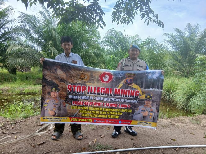 
					PERSONEL POLSEK PULAU PETAK LAKSANAKAN SOSIALISASI ILEGAL MINING KE MASYARAKAT GUNA PENCEGAHAN TAMBANG LIAR DI WILAYAH KECAMATAN PULAU PETAK