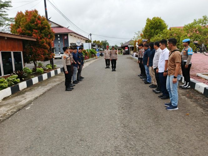 
					Pengawasan Melekat Sipropam: Jaga Disiplin Anggota, Awasi Serah Terima Piket di Polres Gunung Mas