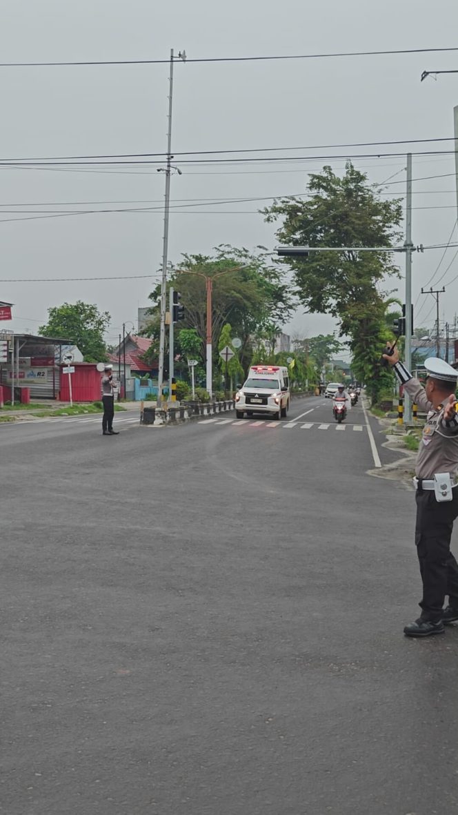 
					Satlantas Polres Kotim Kawal Ambulance yangmelintas di jalan dalam kota Sampit.