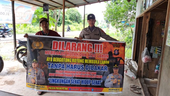 
					DALAM UPAYA PENCEGAHAN KEBARAN HUTAN DAN LAHAN, PERSONEL POLSEK PULAU PETAK SOSIALISASIKAN SANKSI PIDANA PELAKU KARHUTLA KE MASYARAKAT KECAMATAN PULAU PETAK