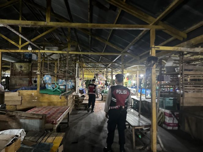 
					Jaga Kondusifitas, Samapta Polres Sukamara Patroli di Pasar Saik